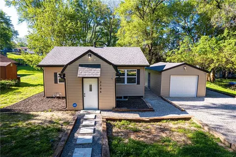 2506 Oak St, Saint Joseph, MO 64503