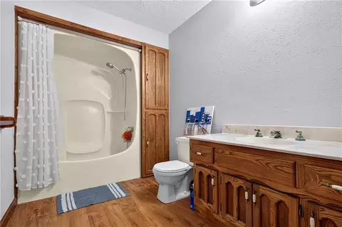 Bath - 14293 E Quail Rd, Nevada, MO 64772 photo 1 of 3
