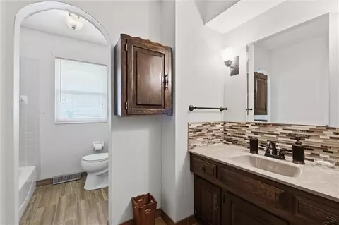 Bath - 3300 S Phelps Rd, Independence, MO 64055 photo 2 of 3