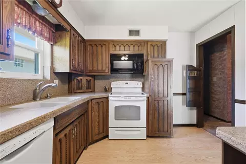 Kitchen - 3300 S Phelps Rd, Independence, MO 64055 photo 4 of 6