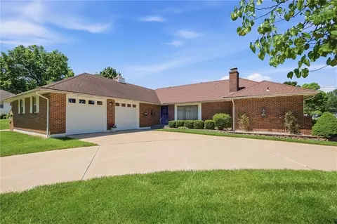 Exterior - 3300 S Phelps Rd, Independence, MO 64055 photo 2 of 6
