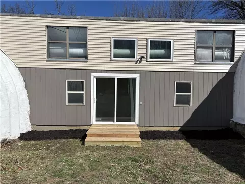 2910 Karnes Rd, Saint Joseph, MO 64506