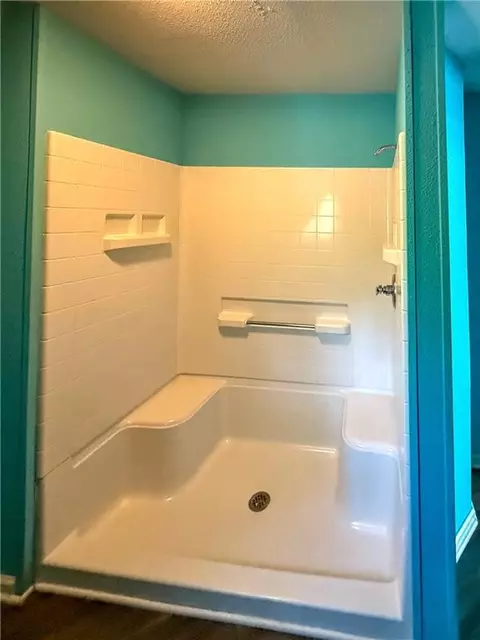 Bath - 5538 SE Lakeview Dr, Lathrop, MO 64465 photo 2 of 2