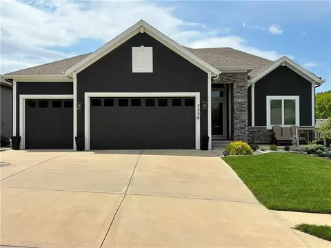 7330 NW Forest Lakes Dr, Parkville, MO 64152