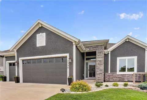7330 NW Forest Lakes Dr, Parkville, MO 64152