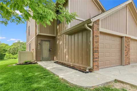 230 SW Pinetree Ln, Lees Summit, MO 64063