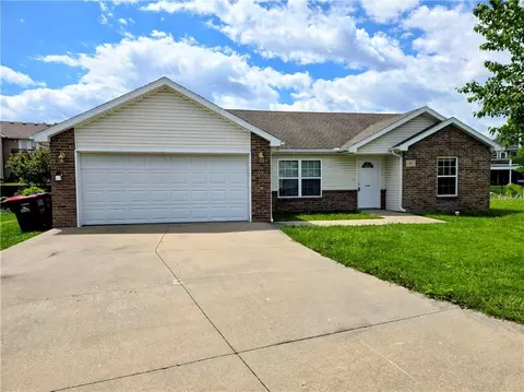 1302 Cloverleaf Ct, Warrensburg, MO 64093