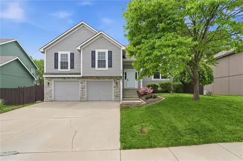 361 Ash Ln, Lansing, KS 66043