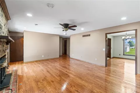 Living - 816 Kristen St, Cameron, MO 64429 photo 2 of 5