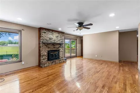 Living - 816 Kristen St, Cameron, MO 64429 photo 1 of 5
