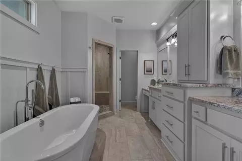 Bath - 1406 Kenton Ln, Raymore, MO 64083 photo 1 of 8