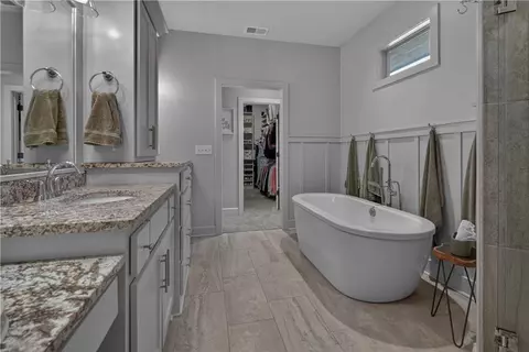 Bath - 1406 Kenton Ln, Raymore, MO 64083 photo 2 of 8