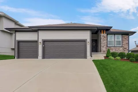 19526 W 116th St, Olathe, KS 66061
