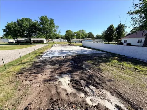 110 E South St, Arma, KS 66712 photo 2