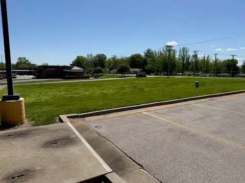 17830 E Bundschu Rd, Independence, MO 64056 photo 2