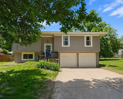 2916 S 14th St, Leavenworth, KS 66048
