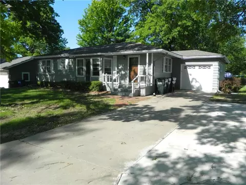 923 Crestline Dr, Lawrence, KS 66049