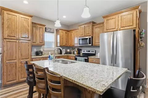 941 N Cottonwood Ct, Tonganoxie, KS 66086