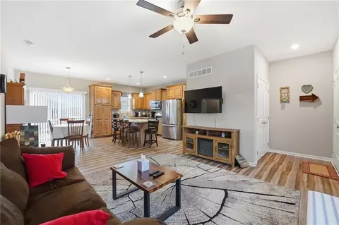 941 N Cottonwood Ct, Tonganoxie, KS 66086
