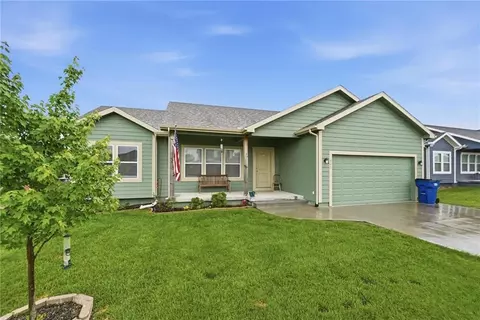 941 N Cottonwood Ct, Tonganoxie, KS 66086