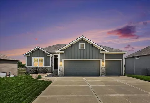17605 Greyhawke Ridge Dr, Smithville, MO 64089