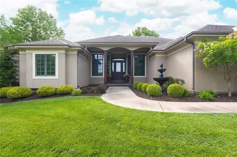 319 NW Rockwood Ct, Lees Summit, MO 64081