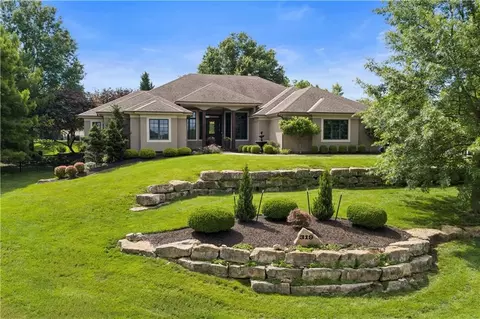 319 NW Rockwood Ct, Lees Summit, MO 64081