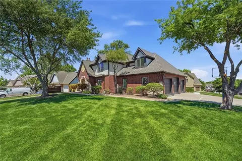 2448 NW Valley View Dr, Lees Summit, MO 64081