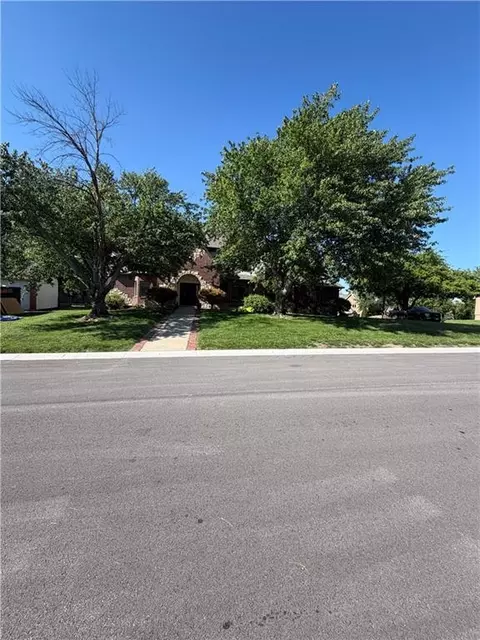 2448 NW Valley View Dr, Lees Summit, MO 64081