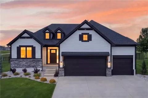 24320 W 68th St, Shawnee, KS 66226