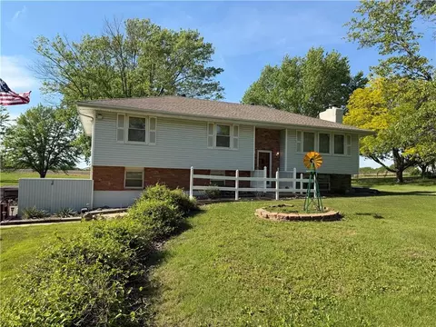 15332 Prairie View Rd, Bonner Springs, KS 66012