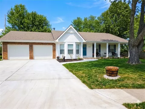 800 Stone Brook Ln, Grain Valley, MO 64029