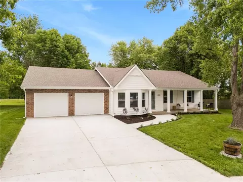 800 Stone Brook Ln, Grain Valley, MO 64029
