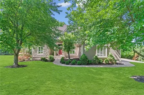 5733 N Pointe Ter, Parkville, MO 64152