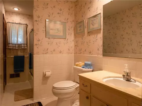 Bath - 538 Lindley Dr, Lawrence, KS 66049 photo 3 of 4