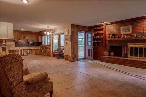 Living - 538 Lindley Dr, Lawrence, KS 66049 photo 3 of 5