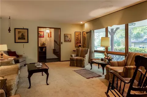 Living - 538 Lindley Dr, Lawrence, KS 66049 photo 2 of 5