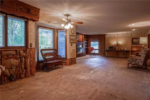 Living - 538 Lindley Dr, Lawrence, KS 66049 photo 4 of 5