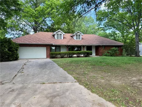 Exterior - 538 Lindley Dr, Lawrence, KS 66049 photo 3 of 7