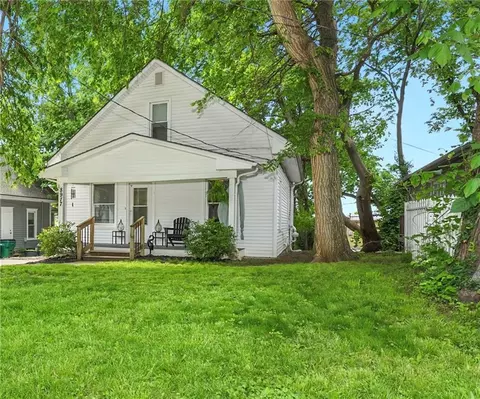 8917 W 51st St, Merriam, KS 66203