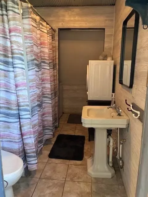 Bath - 120 Hideaway Rd, Gallatin, MO 64640 photo 1 of 1