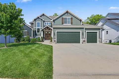 1784 Homestead Dr, Liberty, MO 64068