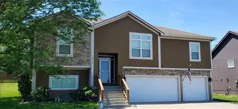 804 N 168th St, Basehor, KS 66007