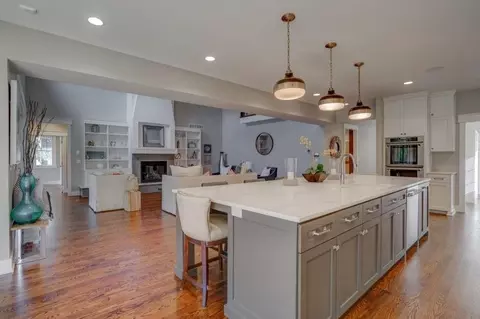 2807 W 50th Ter, Westwood, KS 66205
