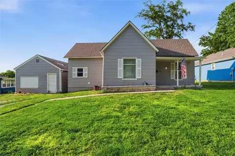 304 E Forest St, Harrisonville, MO 64701
