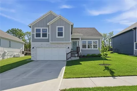 3517 SE Corbin Dr, Lees Summit, MO 64082