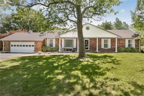 5703 SE Meadow Oak Ter, Saint Joseph, MO 64503