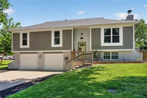 134 S 3rd Ct, Lansing, KS 66043