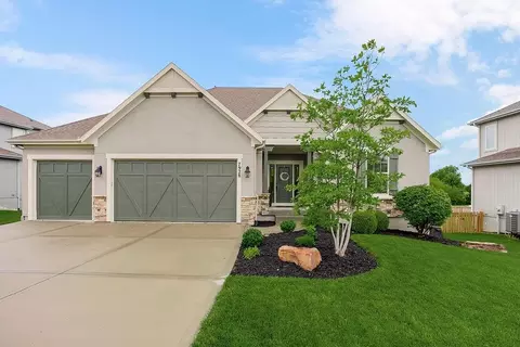 7928 Apache Rd, Lenexa, KS 66227