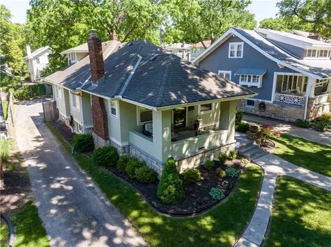 5833 Oak St, Kansas City, MO 64113